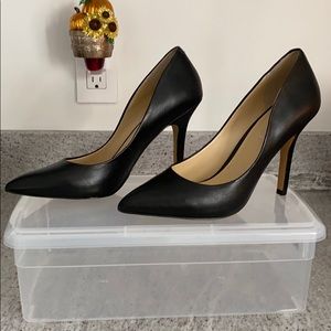 Black pumps